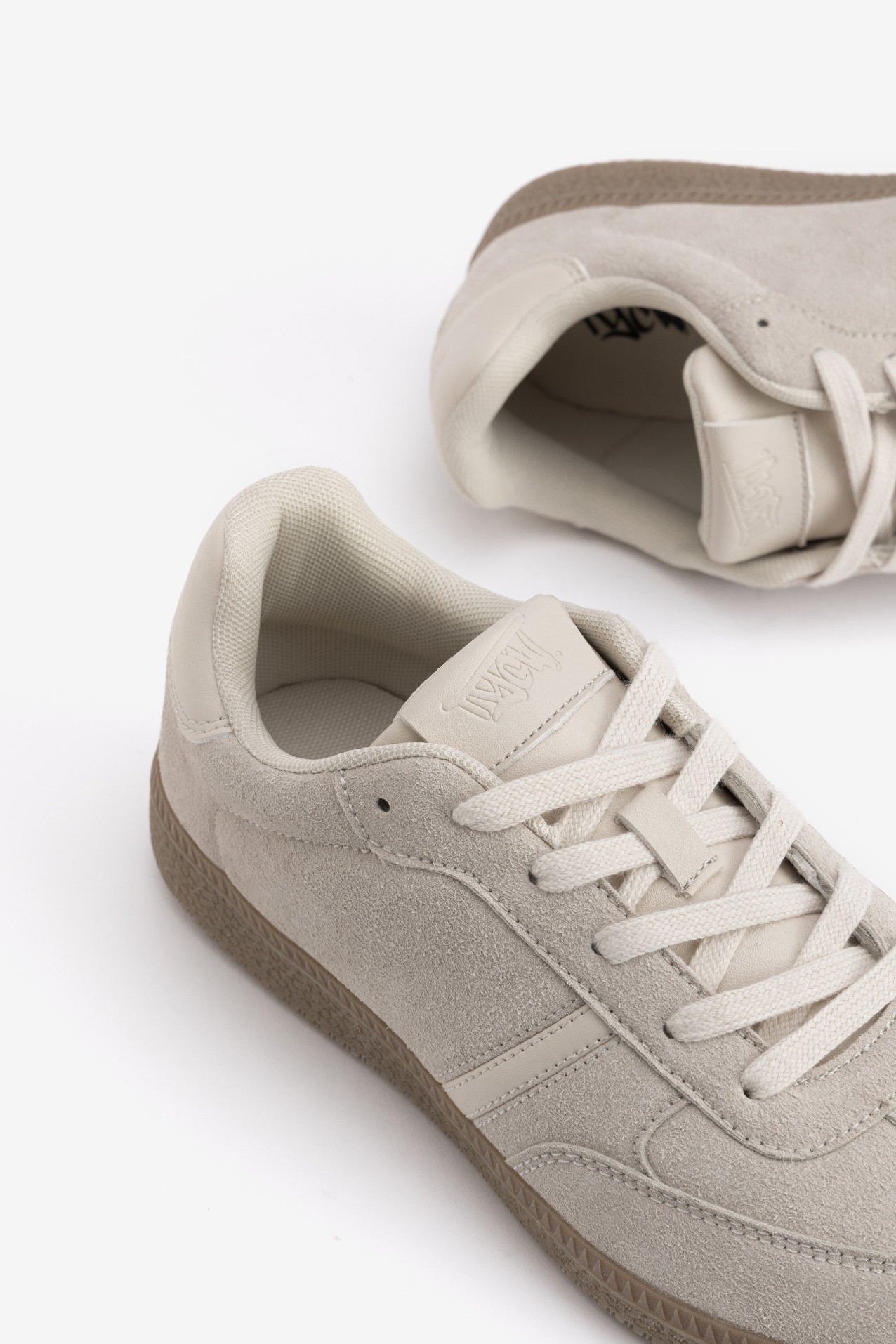 Cru Low-Top Trainers