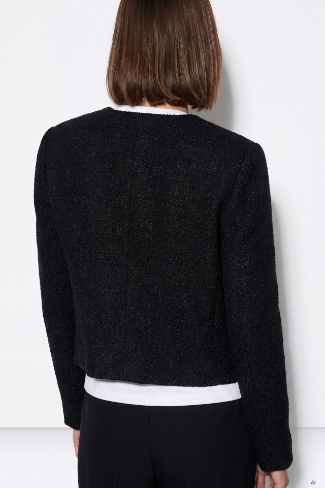 Chaqueta corta negra minimalista Chaqueta corta negra minimalista