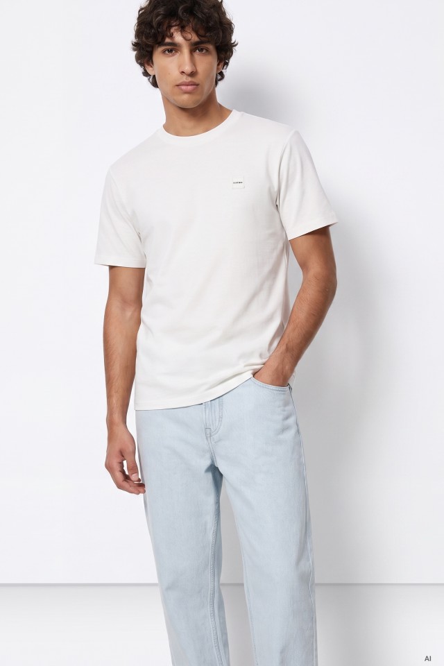 T-shirt branca minimalista