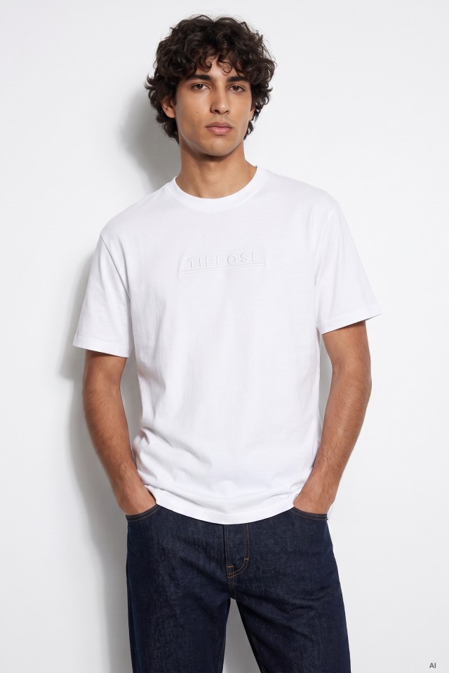 T-shirt branca b�sica