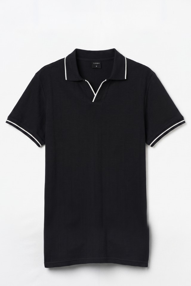 Polo negro con ribetes claros Polo negro con ribetes claros