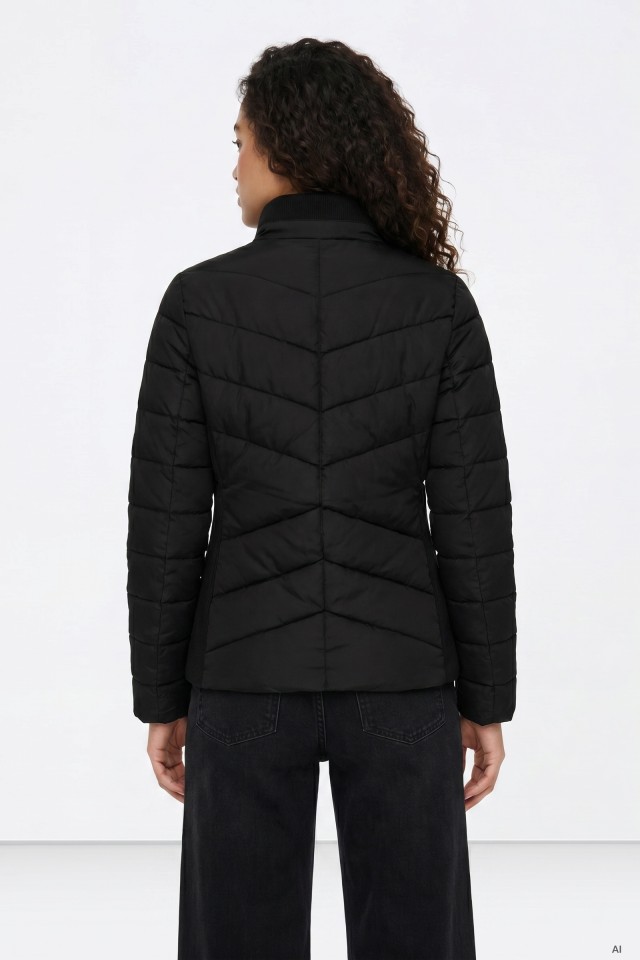 Chaqueta negra acolchada corta Chaqueta negra acolchada corta