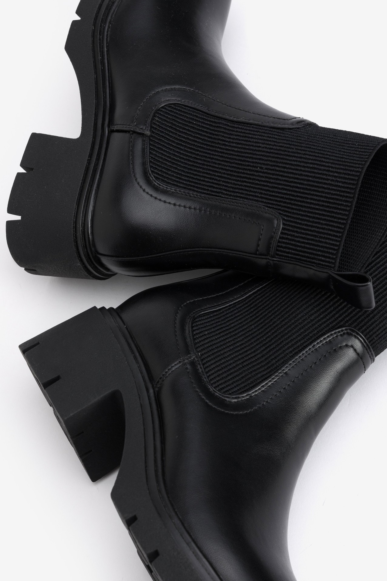 Botim preto chunky moderno